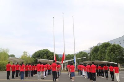 迎國慶 銘初心 國邦醫(yī)藥舉行國慶升旗宣誓儀式